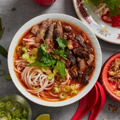  Bún Bò Huế: Ostre i aromatyczne, z wyrazistym bulionem i bogatą teksturą makaronu!