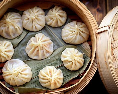  Xiao Long Bao: Czy chrupiące pierogi z pysznym bulionem mogą być lepsze niż tradycyjne chińskie danie?