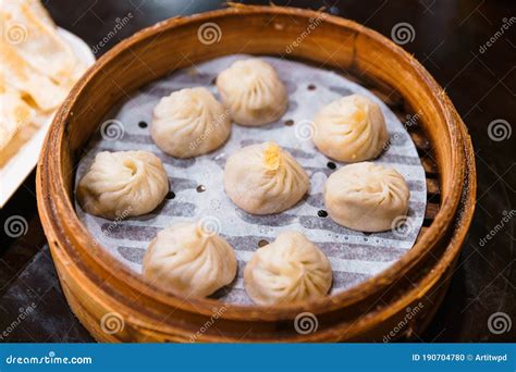  Xiao Long Bao -  Delikatne pierożki parowe wypełnione wybuchowym bulionem i delikatnym mięsem