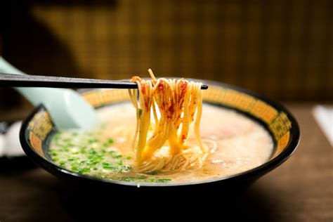  Hakata Ramen - Zupa intensywnie aromatyczna i kremowa w idealnym połączeniu z elastycznymi makaronami!