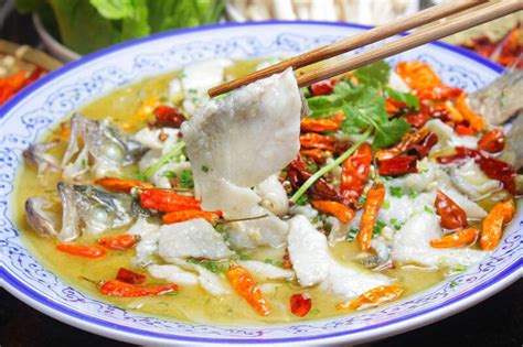  Sichuan Style Steamed Fish With Pickled Cabbage: Czy gotowanie z piklami może być tak ekscytujące?