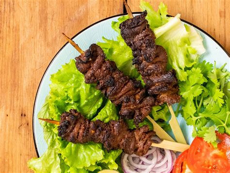  Suya! Rozpływający się w ustach aromat grillowanego mięsa z pikantną nutą